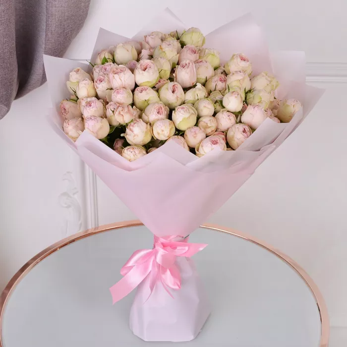 19 розовых пионовидных роз