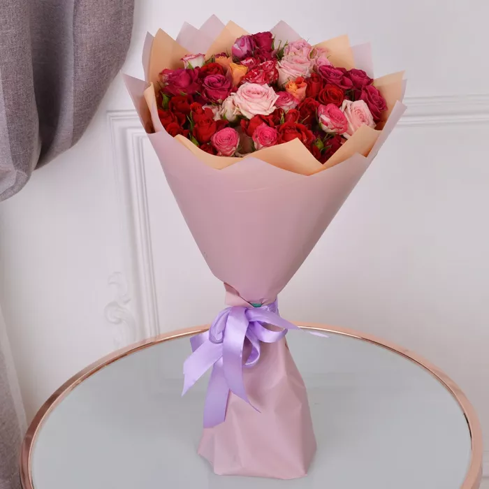 Букет из 19 разноцветных кустовых роз