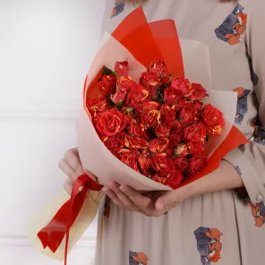15 красно-оранжевых кустовых роз