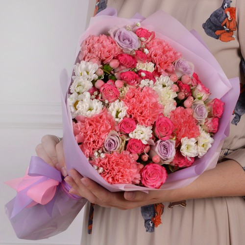Букет на День матери из гвоздик, гиперикума и роз
