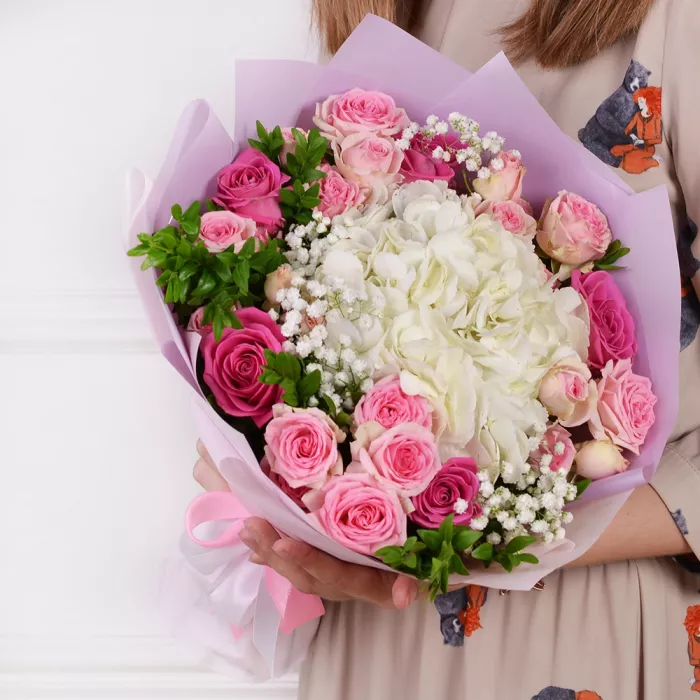 Букет из гортензии, гипсофилы и роз