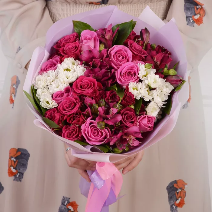 Букет из альстромерий, рускуса и роз