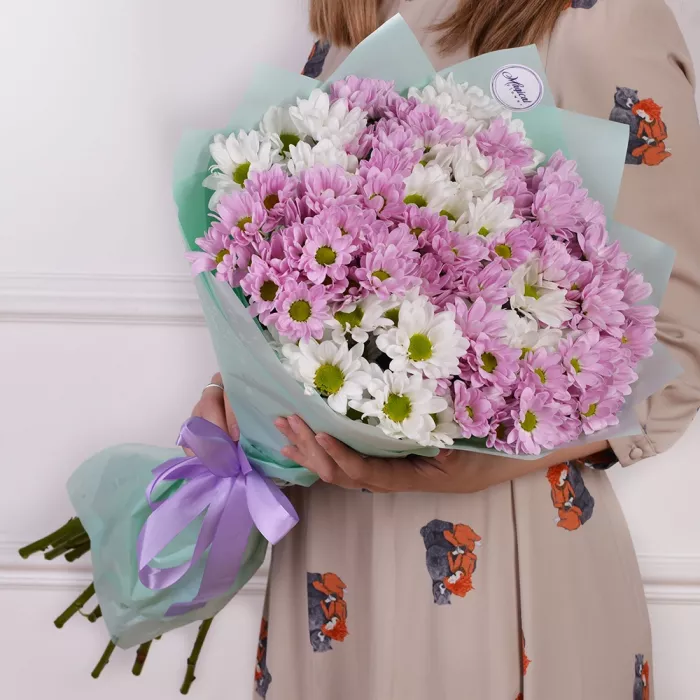 15 белых и розовых хризантем