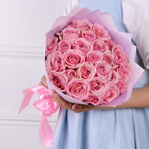 Букет на День матери из 25 нежно-розовых роз 40 см