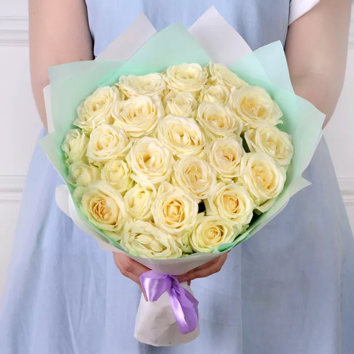 Букет из 25 белых роз 40 см