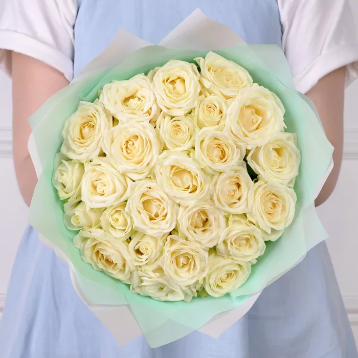 Букет из 25 белых роз 40 см