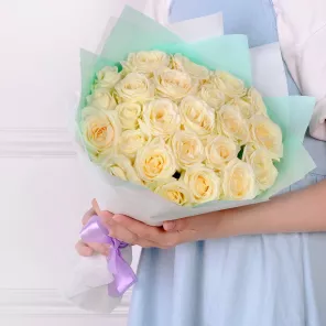Букет из 25 белых роз 40 см