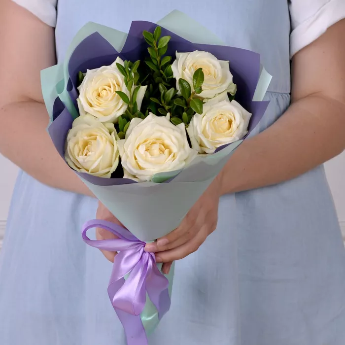 Букет из 5 белых роз 40 см