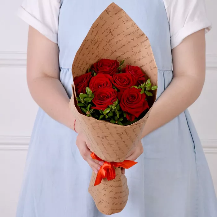 Букет из 7 красных роз 40 см с фисташкой