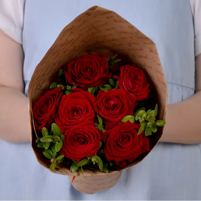 Букет из 7 красных роз 40 см с фисташкой