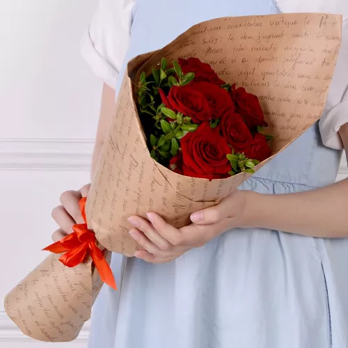 Букет из 7 красных роз 40 см с фисташкой