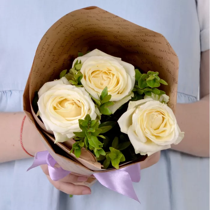 Букет из 3 белых роз 40 см