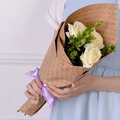 Букет из 3 белых роз 40 см