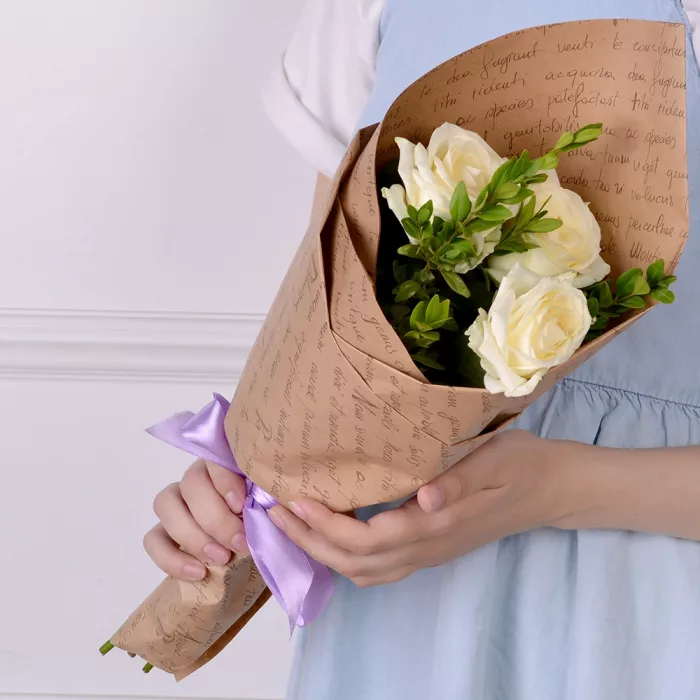 Букет из 3 белых роз 40 см Букет из 3 белых роз 40 см