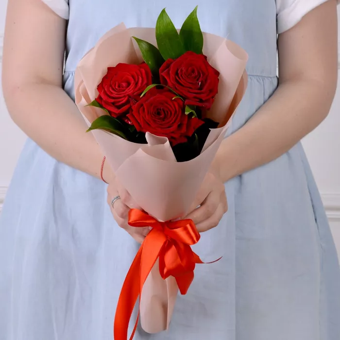 3 красные роз 50 см с зеленью