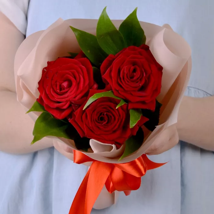 3 красные роз 50 см с зеленью