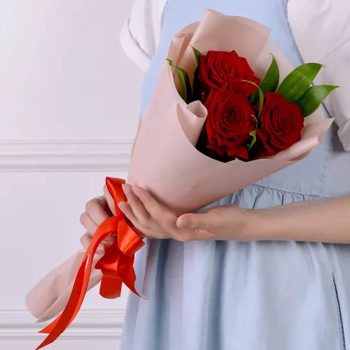 3 красные роз 50 см с зеленью