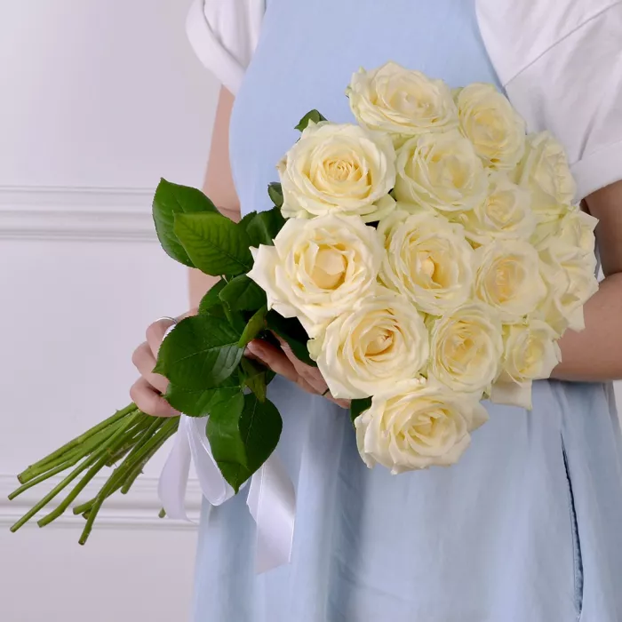 15 белых роз 50 см