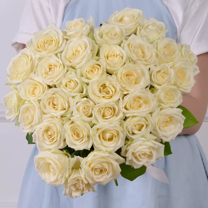 35 белых роз 50 см под ленту
