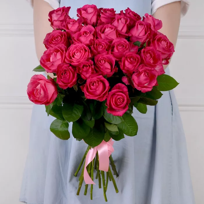 Букет из 25 малиновых роз 60 см