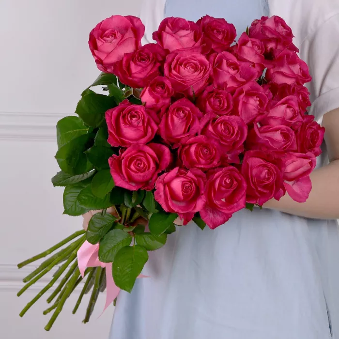 Букет из 25 малиновых роз 60 см