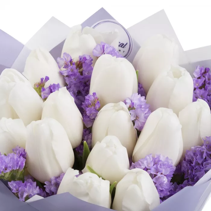 15 белых тюльпанов