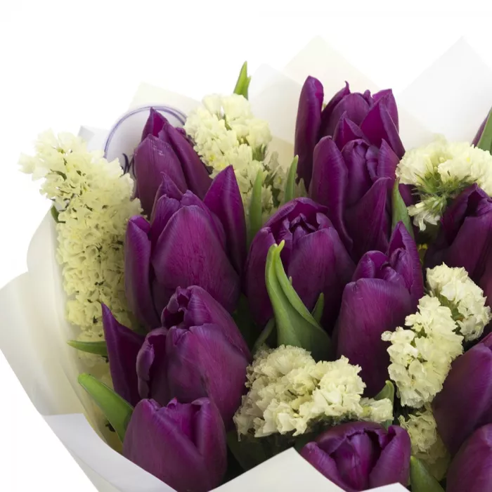 15 сиреневых тюльпанов со статицей