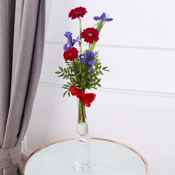 Букет из красных гербер и ирисов