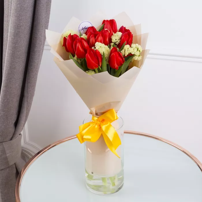 11 красных тюльпанов со статицей