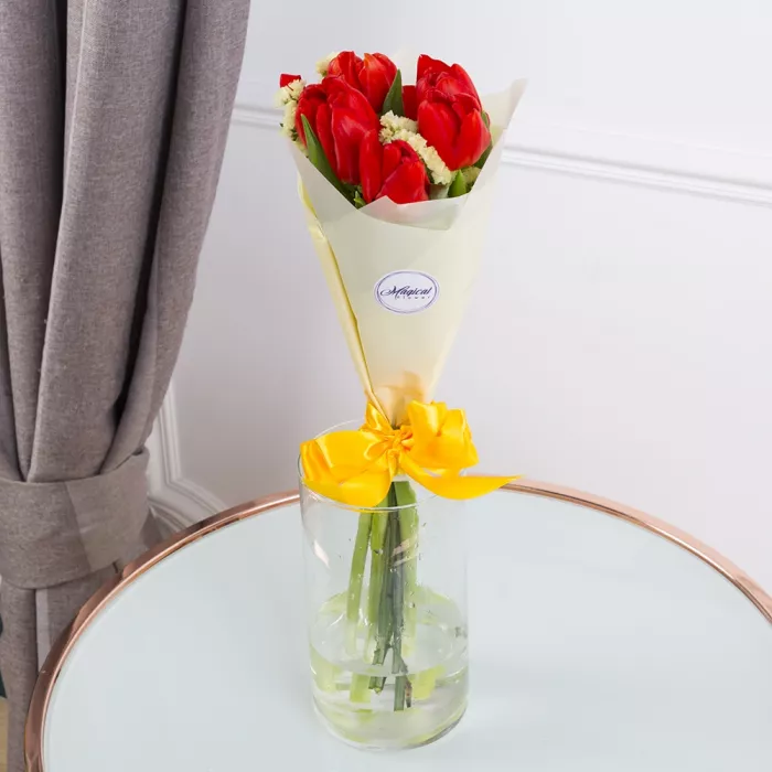 7 красных тюльпанов со статицей