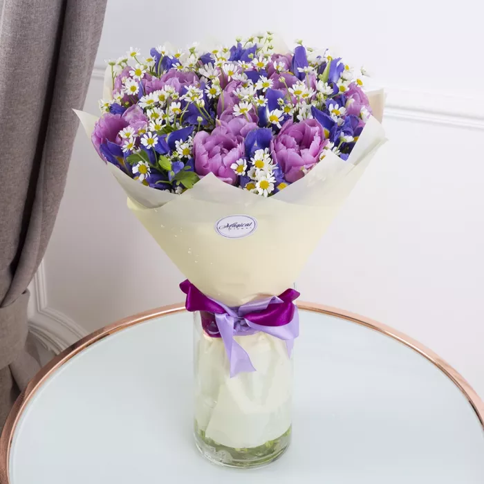 Букет из ирисов и тюльпанов