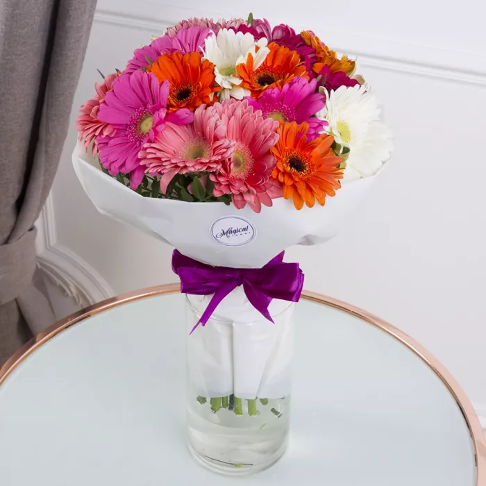 Букет из 21 герберы с фисташкой