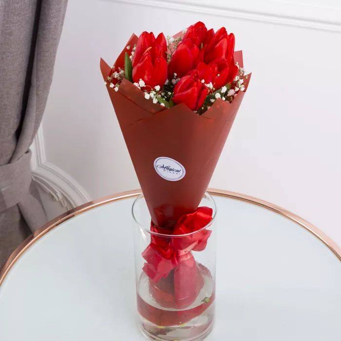 7 красных тюльпанов