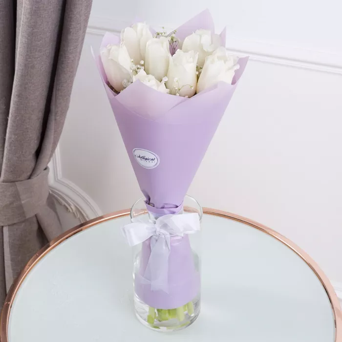 7 белых тюльпанов