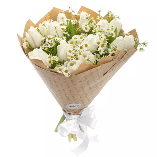 15 белых тюльпанов с танацетумом