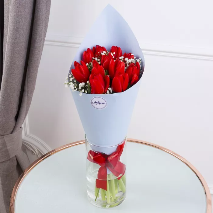 11 оранжевых тюльпанов с гипсофилой