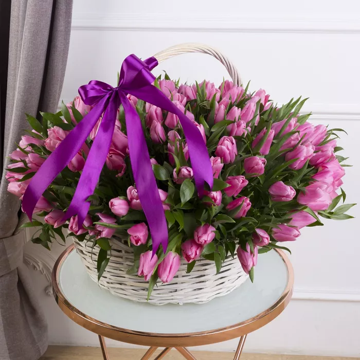 101 розовый тюльпан в корзине