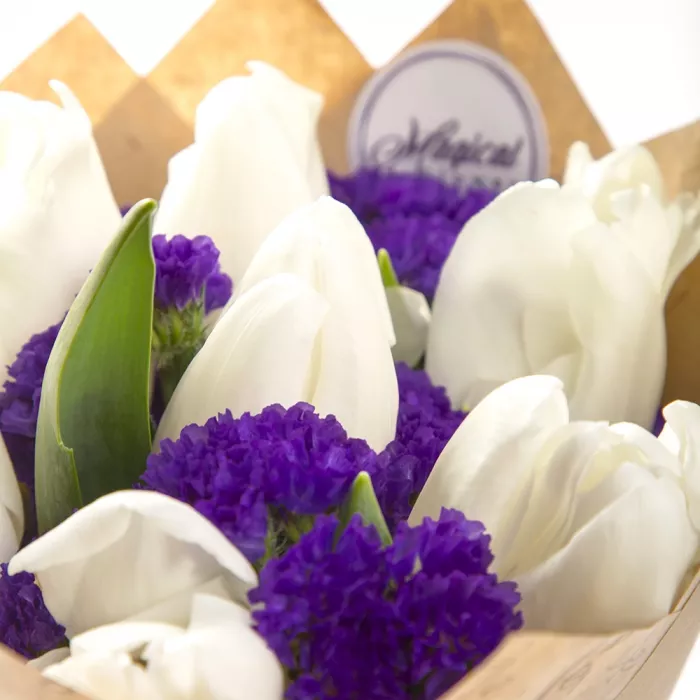 7 белых тюльпанов со статицей