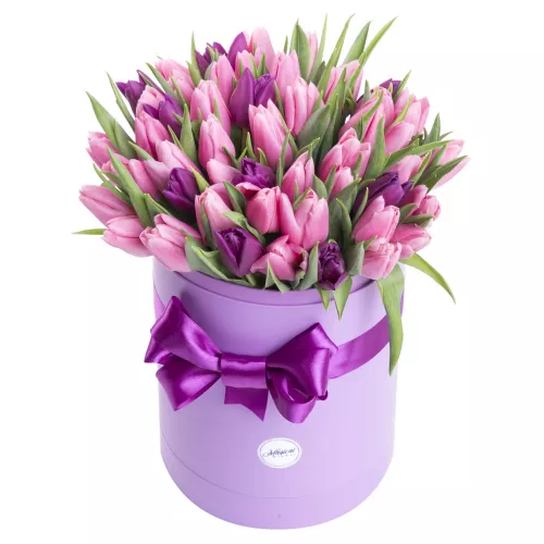 Весенний букет 51 разноцветный тюльпан в шляпной коробке