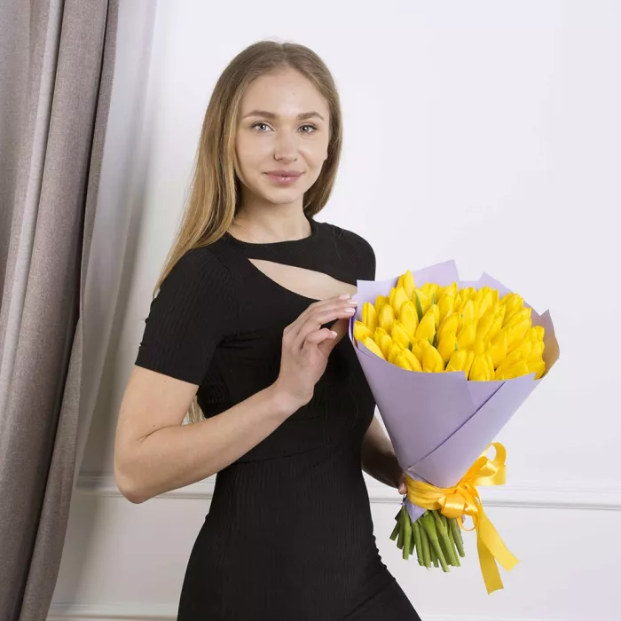 35 желтых тюльпанов