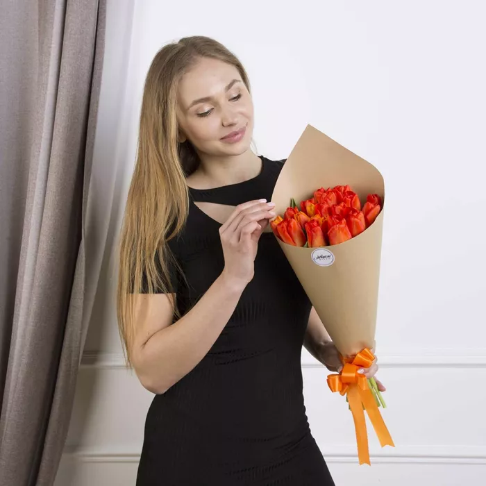 19 оранжевых тюльпанов