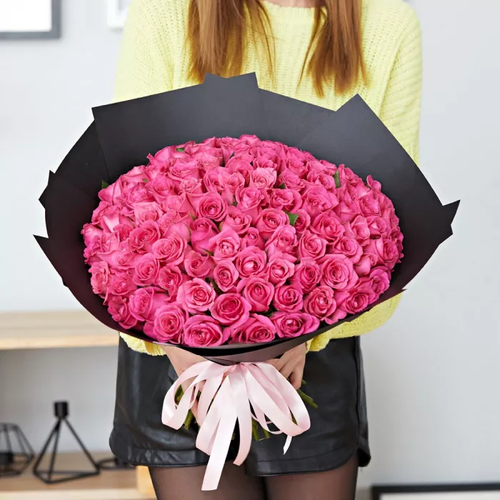 Букет из 101 розовой розы в крафте
