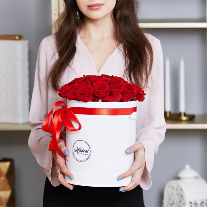 25 роз в шляпной коробке