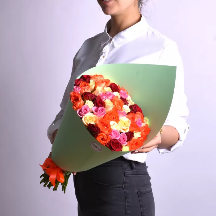 Букет из 51 розы разноцветный в крафте
