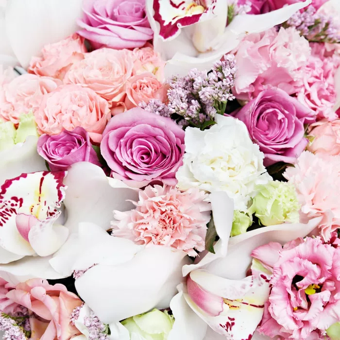 Фирменный букет в шляпной коробке "Magical Flower"