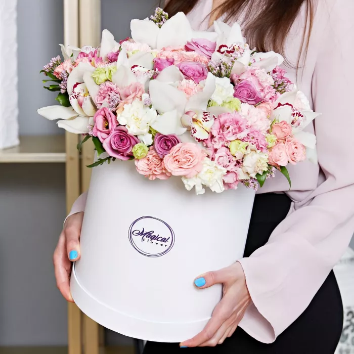 Фирменный букет в шляпной коробке "Magical Flower"