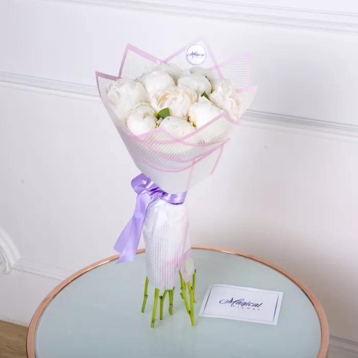 Букет из 11 белых пионов