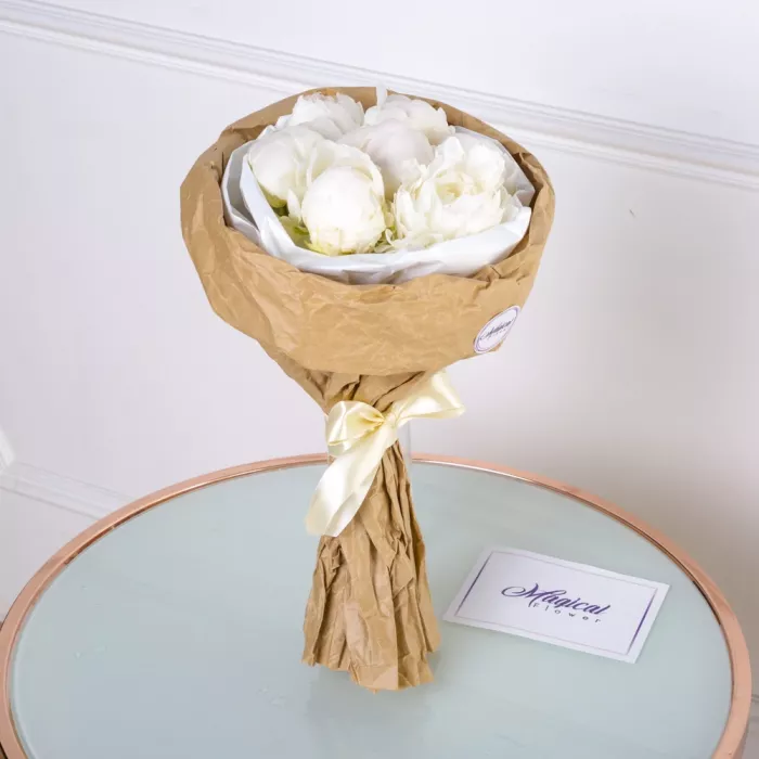 Букет из 7 белых пионов