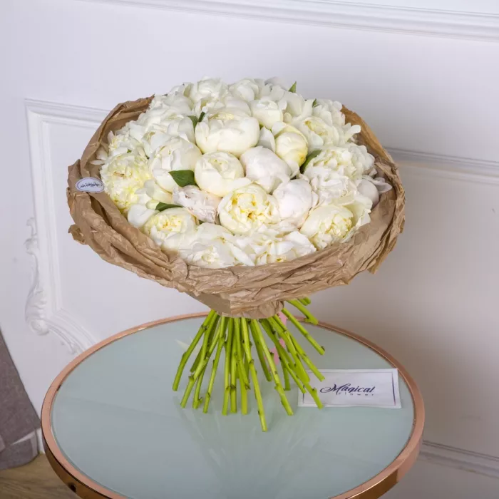 Букет из 35 белых пионов