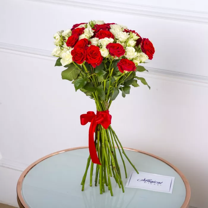 25 красно-белых кустовых роз